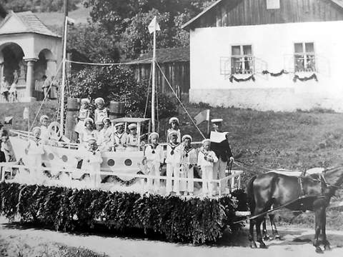 1. fotografia fotogalérie Alegorický sprievod „mladých námorníkov“ - foto