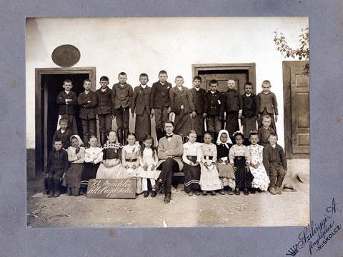 1. fotografia fotogalérie Počiatky školstva v dedine - foto