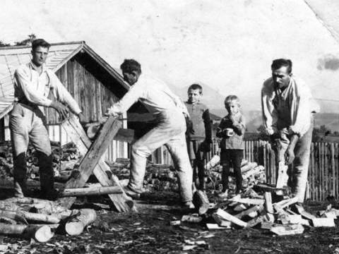 1. fotografia fotogalérie Pílenie dreva „na capku“ - foto