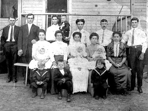 1. fotografia fotogalérie Pri zámočku Kerekheď na prelome storočí - foto