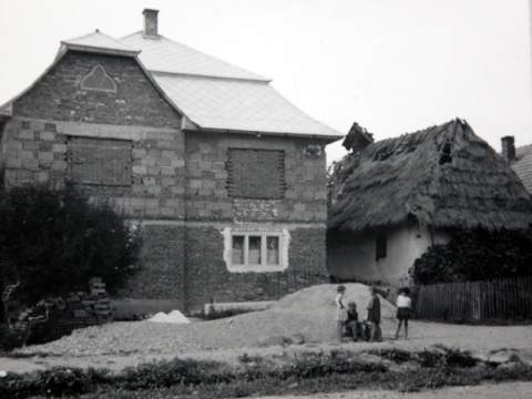1. fotografia fotogalérie Posledný dom so slamenou strechou - foto