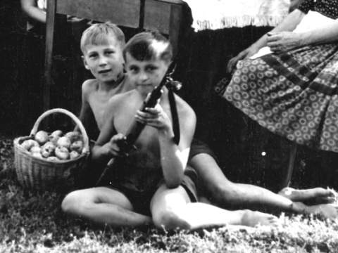 1. fotografia fotogalérie Chlapec so zbraňou - foto