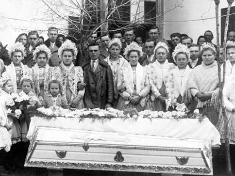1. fotografia fotogalérie Pohreb so svadobnými družičkami - foto