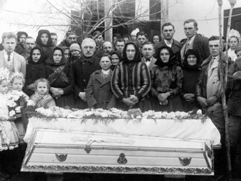 2. fotografia fotogalérie Pohreb so svadobnými družičkami - foto