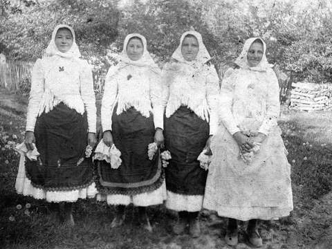 1. fotografia fotogalérie Ženy v slávnostnom oblečení - foto