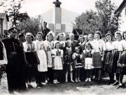 1. fotografia fotogalérie Pri pamätníku M. R. Štefánika - foto
