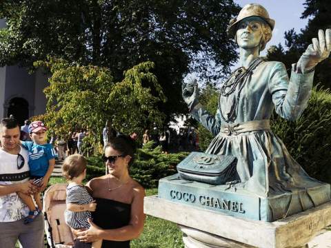 2. fotografia fotogalérie Piaty ročník festivalu Živé sochy s Matejom Landlom aj svetoznámym mímom Milanom Sládkom - foto