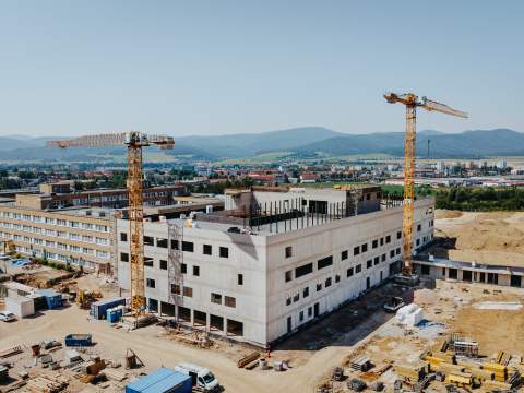 1. fotografia fotogalérie Aktuality / Nový pavilón spišskonovoveskej nemocnice už stojí v plnej výške: skelet je úspešne dokončený - foto