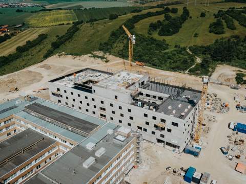 5. fotografia fotogalérie Aktuality / Nový pavilón spišskonovoveskej nemocnice už stojí v plnej výške: skelet je úspešne dokončený - foto