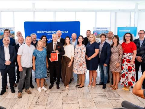 5. fotografia fotogalérie Aktuality / Ďalších 22 defibrilátorov pre obce v Košickom kraji - foto