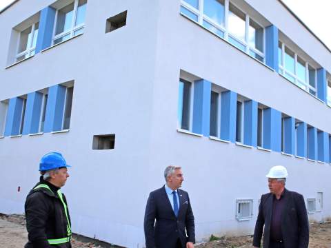 14. fotografia fotogalérie Aktuality / SOŠ technická v Michalovciach bude prvou župnou školou s vlastnou fotovoltaickou elektrárňou - foto
