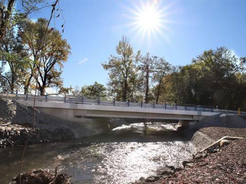 1. fotografia fotogalérie Aktuality / Zrekonštruovaný most pri obci Debraď je vyšší a pripravený aj na 100-ročnú vodu - foto
