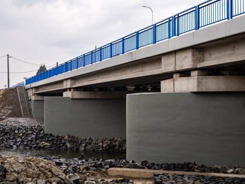 4. fotografia fotogalérie Aktuality / Most v Ploskom je hotový, kraj stihol rekonštrukciu o mesiac skôr - foto