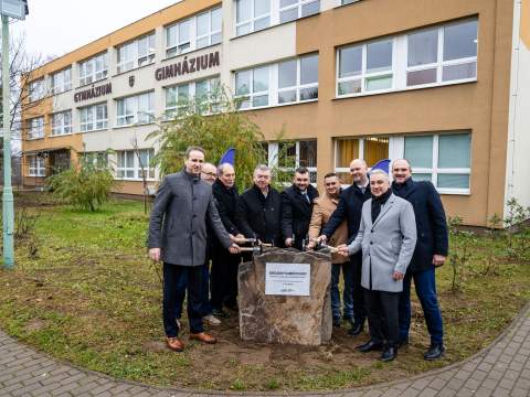 2. fotografia fotogalérie Aktuality / Župa sa púšťa do výstavby krytej plavárne pri Gymnáziu v Kráľovskom Chlmci za 9,7 mil. eur - foto