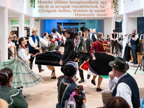 1. fotografia fotogalérie Aktuality / Kroje, hudba a tanec spojili kraj: XVI. Krojový ples v znamení tradícií - foto