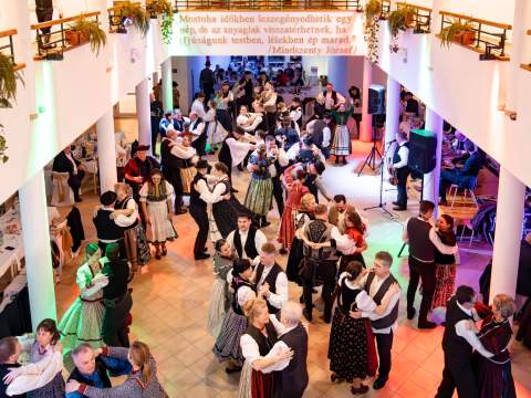 3. fotografia fotogalérie Aktuality / Kroje, hudba a tanec spojili kraj: XVI. Krojový ples v znamení tradícií - foto