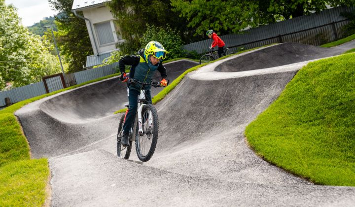 Fotka - Adrenalínová novinka: Po Košiciach pribudol pumptrack aj v Gelnici