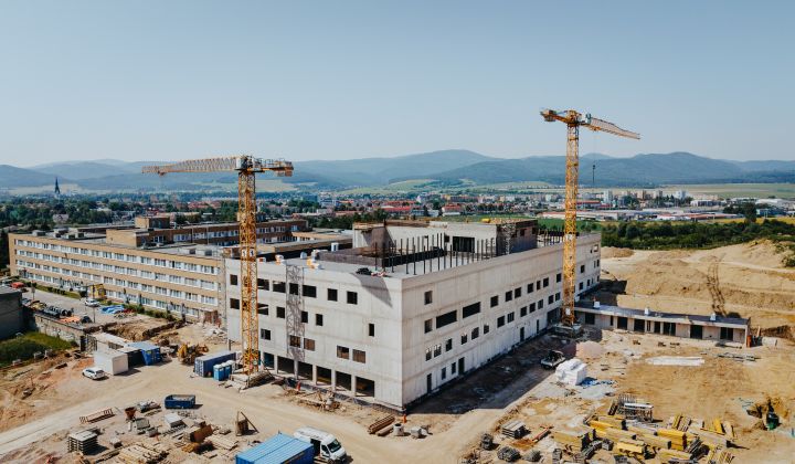 Fotka - Nový pavilón spišskonovoveskej nemocnice už stojí v plnej výške: skelet je úspešne dokončený