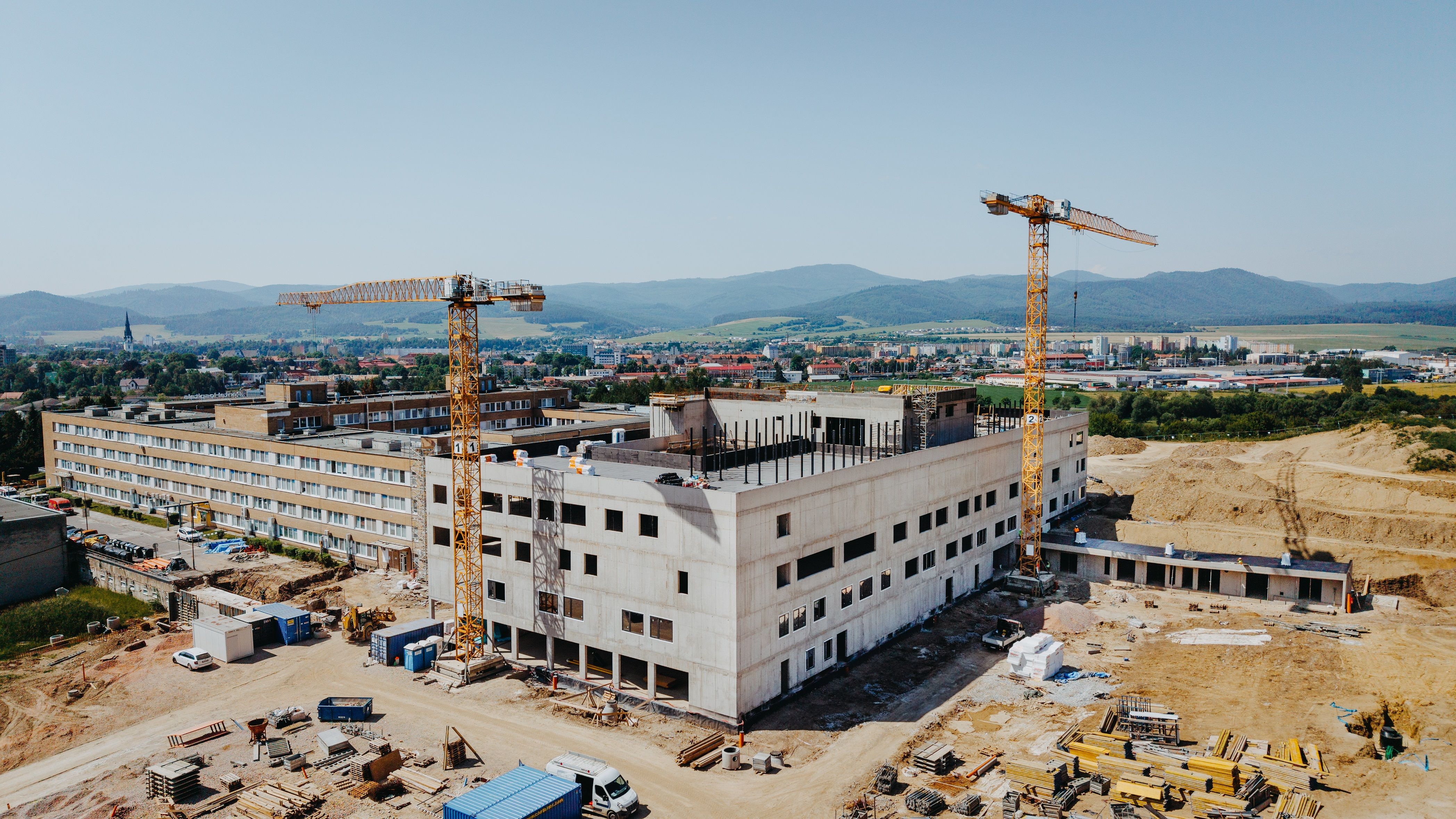 Fotka článku Nový pavilón spišskonovoveskej nemocnice už stojí v plnej výške: skelet je úspešne dokončený