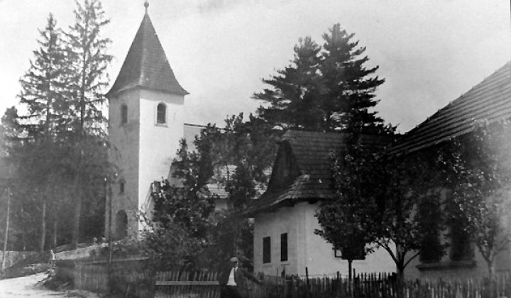 Fotka - Kostol a domy v prvej polovici 20. storočia