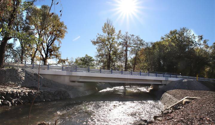 Fotka - Zrekonštruovaný most pri obci Debraď je vyšší a pripravený aj na 100-ročnú vodu