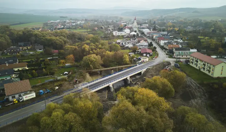 Fotka - Most v Ploskom je hotový, kraj stihol rekonštrukciu o mesiac skôr
