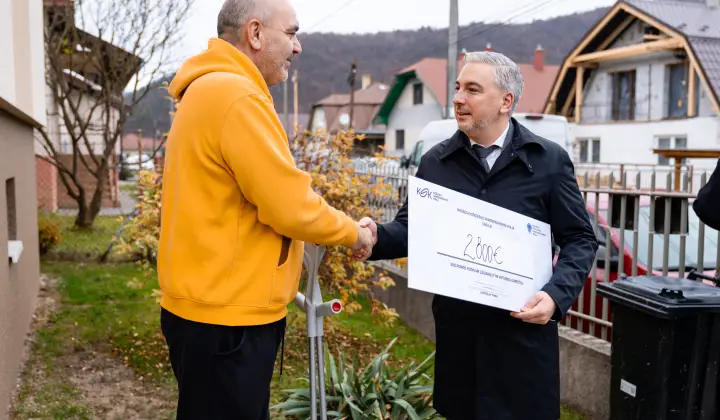 Fotka - Kraj pomohol rodinám, ktorých domovy v júli poškodila veterná smršť