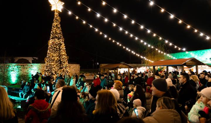 Fotka - Vianočný stromček pred župným úradom rozsvietia betlehemci z troch krajín 