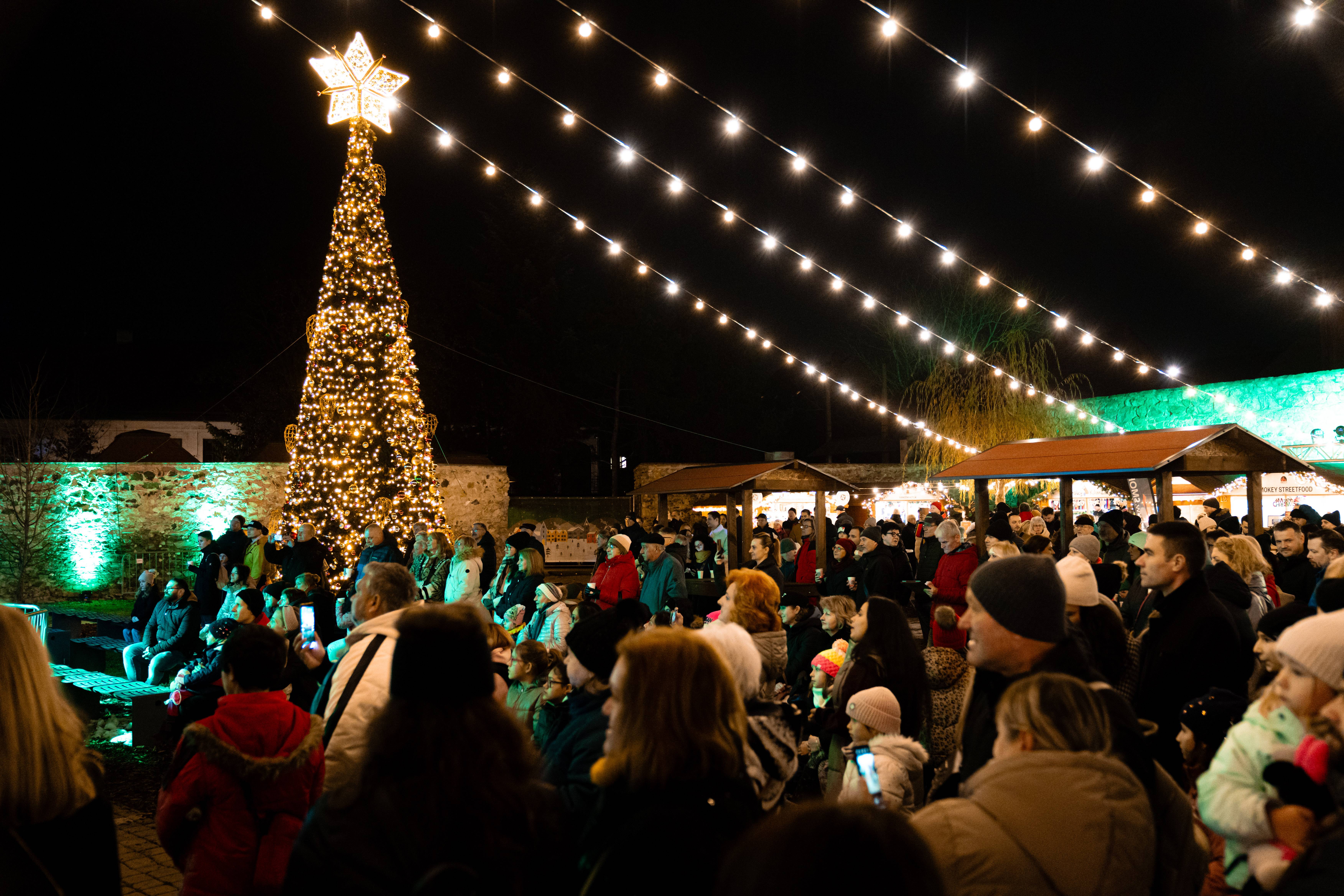 Fotka článku Vianočný stromček pred župným úradom rozsvietia betlehemci z troch krajín