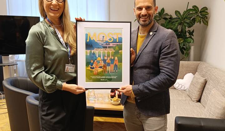 Fotka - Kraj získal ocenenie MOST 2025 za dlhodobú prácu pre mladých ľudí