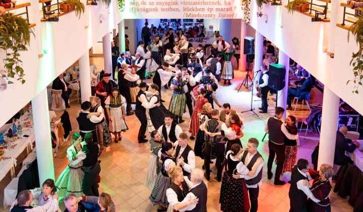 Fotka - Kroje, hudba a tanec spojili kraj: XVI. Krojový ples v znamení tradícií