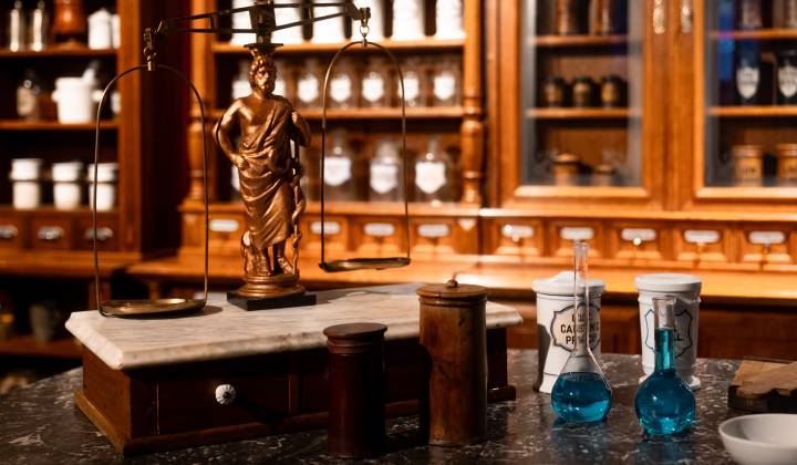 Fotka - Legendárna lekáreň U Božieho oka z roku 1660 ožíva v župnom múzeu 