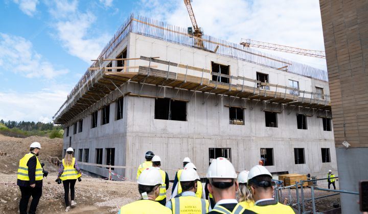Fotka - V areáli spišskonovoveskej nemocnice už stoja 3 podlažia skeletu nového pavilónu