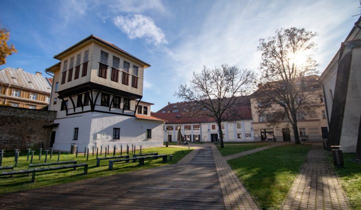 Fotka - Moderné návštevnícke centrum v Katovej bašte